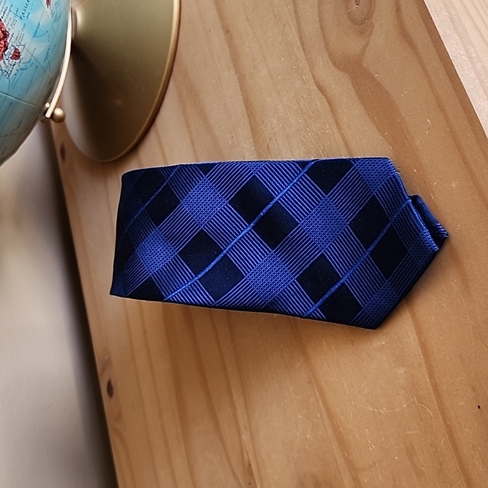 Donald J. Trump Signature Collection Tie blue and gold